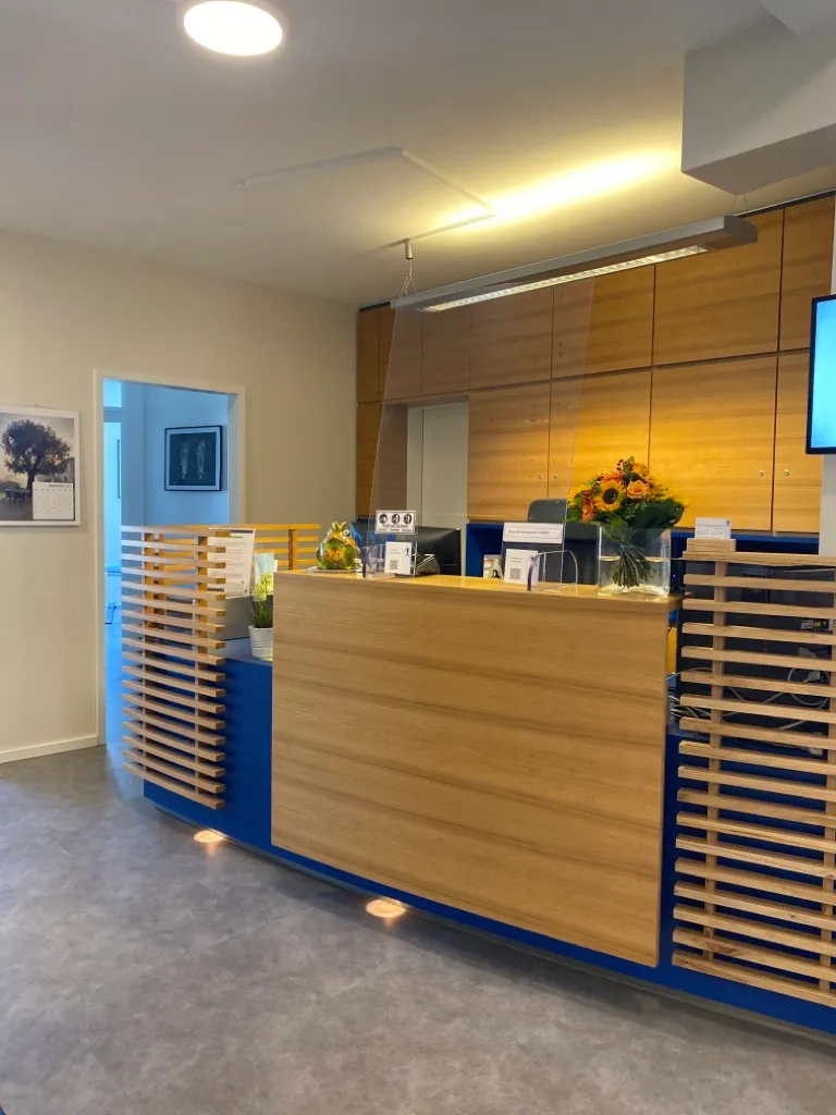 Empfangstresen mit Blumen und Aufstellern