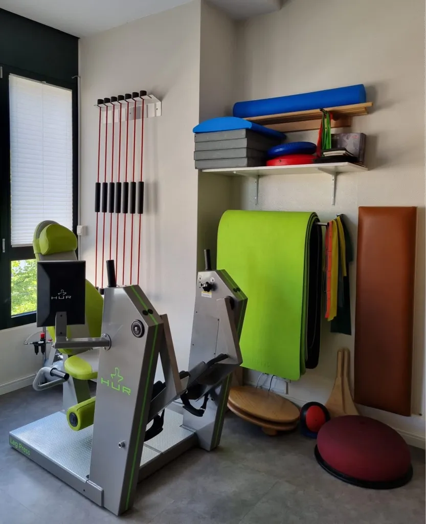 Trainingsfläche mit medizinischen Trainingsgeräten und Therabändern