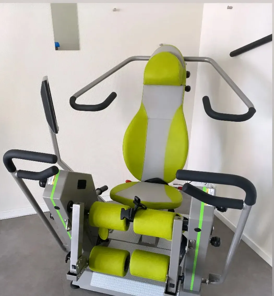 Medizinisches Trainingsgerät von HUR im Trainingsraum
